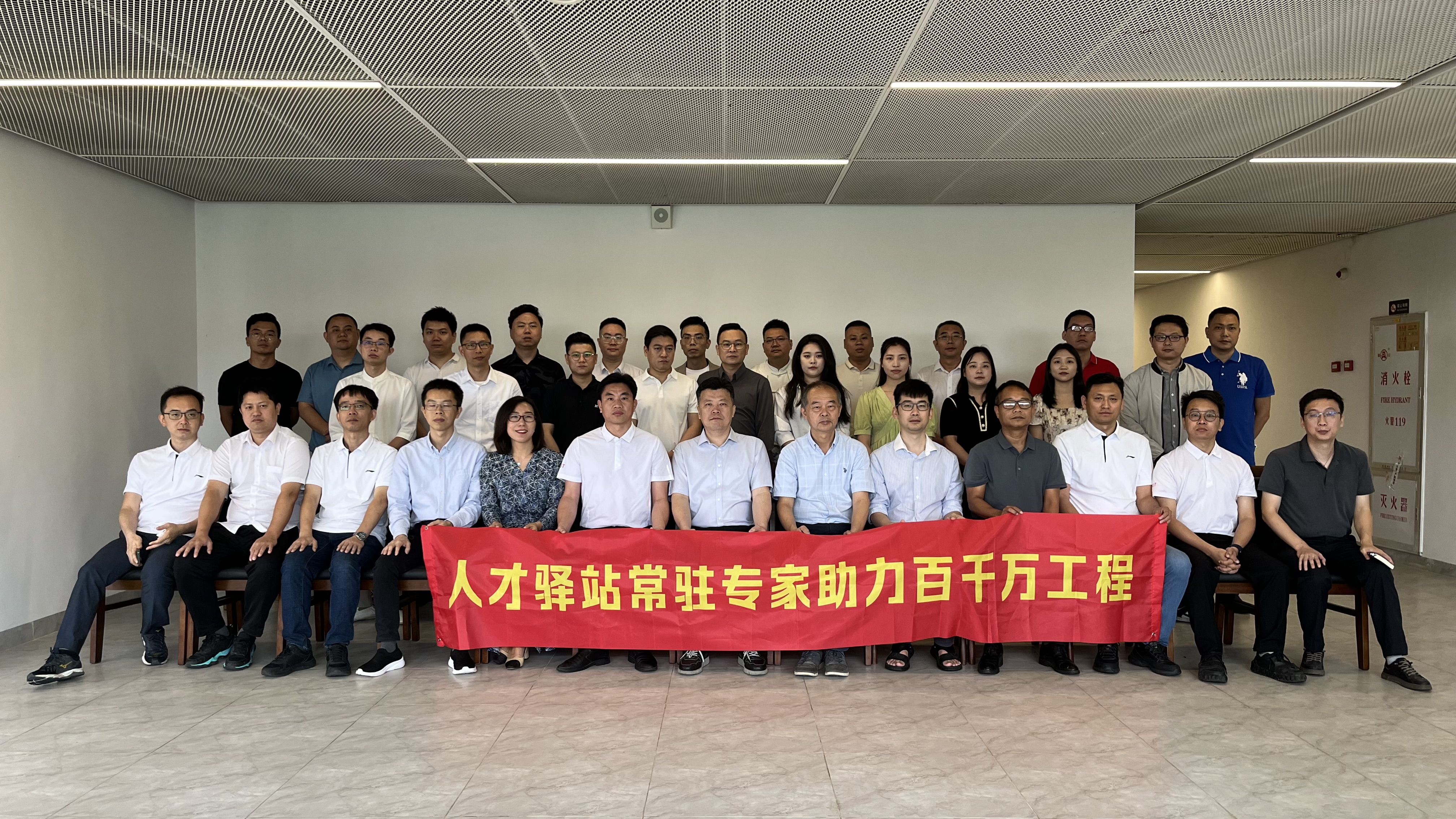 我市举办高校产学研调研暨人才驿站专家座谈交流会1.jpg